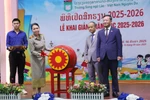 Hiệu trưởng Trường song ngữ Lào-Việt Nam Nguyễn Du Nguyễn Thị Thanh Hương đánh trống khai giảng năm học mới 2025-2026. (Ảnh: Xuân Tú/TTXVN)