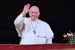 Giáo hoàng Francis vẫy chào các giáo dân khi ông phát biểu trong lễ Giáng sinh trên quảng trường Thánh Peter ở Vatican, ngày 25/12/2022. (Ảnh: ABC News/TTXVN)