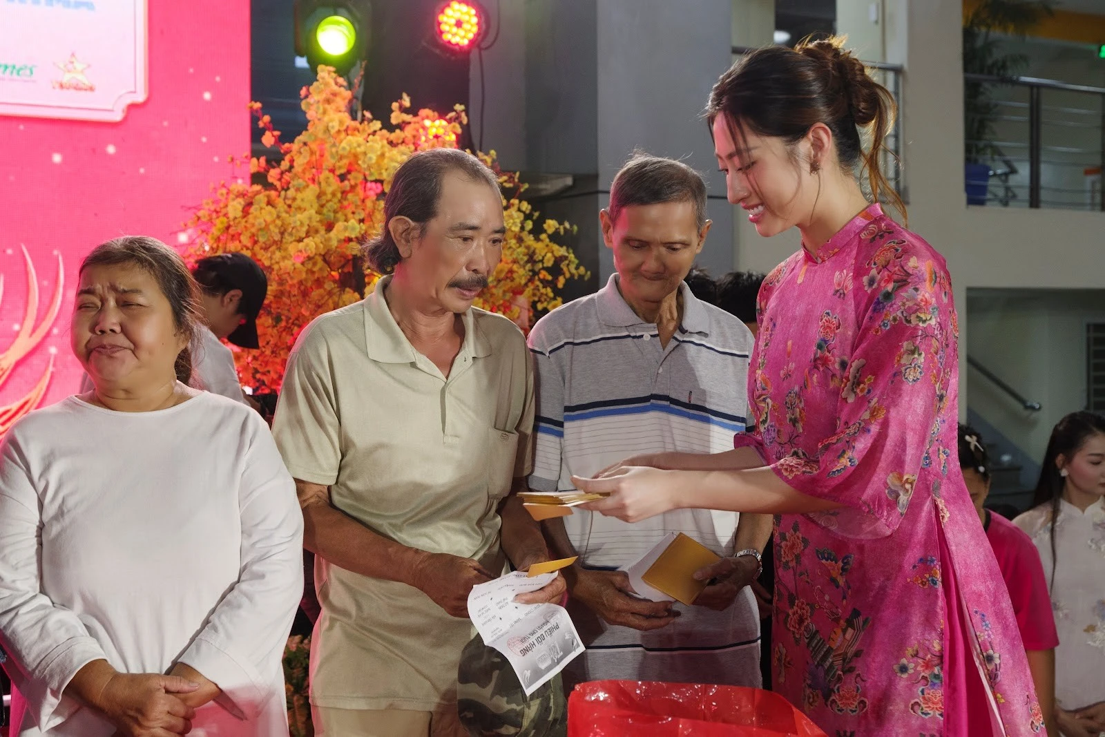 Dàn Hoa hậu, Á hậu mang Tết ấm áp đến với những hoàn cảnh khó khăn