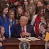 Video ông Trump ký sắc lệnh cấm người chuyển giới tham gia giải đấu dành cho nữ