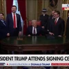 Khoảnh khắc ông Trump ký sắc lệnh hành pháp đầu tiên khi trở lại ghế Tổng thống