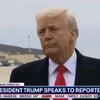 Biểu cảm của ông Trump khi bị micro quẹt vào mặt