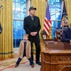Tỷ phú Mỹ Elon Musk cùng cậu con trai X và Tổng thống Donald Trump tại phòng Bầu dục ở Nhà Trắng (Ảnh: AP)