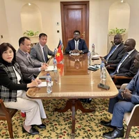 Đại sứ Nguyễn Nam Dương (bên trái, hàng đầu) và Bộ trưởng Ngoại giao và Hợp tác quốc tế Nam Sudan Monday Semaya Kumba (giữa) và Đại sứ Nam Sudan tại Ai Cập, ông Kuol Nyok Kuol Arop (hàng đầu, bên phải). (Ảnh: Báo Thế giới và Việt Nam)