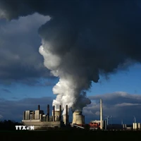 Khói thải bốc lên tại nhà máy điện than RWE ở Neurath, miền Tây Đức. (Ảnh: Getty Images/TTXVN)