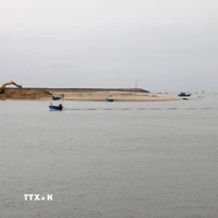 Các đơn vị triển khai nạo vét phần bị bồi lấp trong cảng cá Phan Thiết (phường Phan Thiết, Lâm Đồng), đảm bảo an toàn cho tàu cá neo đậu. (Ảnh: Nguyễn Thanh/TTXVN)