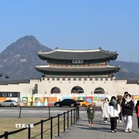 Du khách tham quan quảng trường Gwanghwamun. (Ảnh: Khánh Vân/TTXVN)