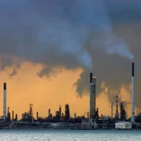 Một nhà máy lọc dầu ngoài khơi bờ biển Singapore. (Ảnh: Reuters)