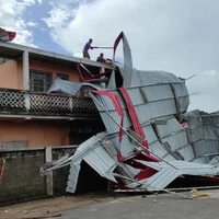 Một ngôi nhà ở quận Mananjary, Madagascar bị tốc mái do bão. (Ảnh: AP)