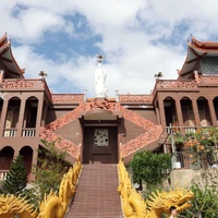 Trùng Sơn Cổ Tự tọa lạc trên núi cao tại xã Ninh Hải, có kiến trúc độc đáo, cảnh quan hài hòa với thiên nhiên. (Ảnh: Đặng Tuấn/TTXVN)