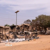 Cảnh tàn phá khi các tay súng tấn công và phóng hỏa ở khu vực Woro và Nuku ở bang Kwara, Nigeria ngày 5/2/2026. (Ảnh minh họa. Anadolu Agency/TTXVN)