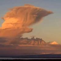 Cột tro bụi từ núi lửa Shiveluch nhìn từ khu định cư Klyuchi ở phía đông bán đảo Kamchatka thuộc Nga. (Ảnh: AFP)