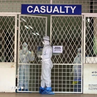 Nhân viên y tế làm việc tại khu vực cách ly trong bệnh viện ở Kochi, Ấn Độ. (Ảnh: ANI/TTXVN)