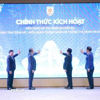 Phó Thủ tướng Hồ Quốc Dũng và Bộ trưởng Bộ Tư pháp Nguyễn Hải Ninh cùng các đại biểu thực hiện nghi thức kích hoạt nền tảng số thi hành án dân sự và Trung tâm giám sát, điều hành thông minh hệ thống thi hành án dân sự. (Ảnh: Phạm Kiên/TTXVN)