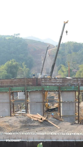 Nhà thầu thi công cầu Khuổi Quận bắc qua sông Cầu trên tuyến cao tốc Chợ Mới-Bắc Kạn. (Ảnh: Việt Hùng/Vietnam+)