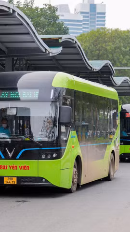 Tổng công ty Vận tải Hà Nội đưa vào vận hành, khai thác thêm hàng loạt các phương tiện xe buýt điện. (Ảnh: PV/Vietnam+)