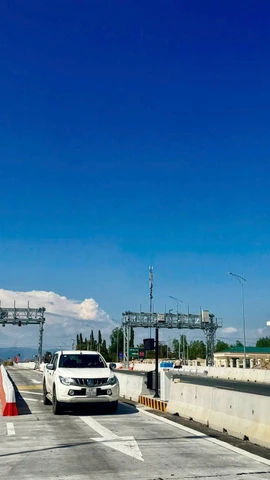 Thu phí tự động không dừng trên tuyến cao tốc Vĩnh Hảo-Phan Thiết. (Ảnh: PV/Vietnam+)