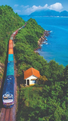 Một đoàn tàu chuyên chở hàng hóa container của Tổng công ty Đường sắt Việt Nam. (Ảnh: PV/Vietnam+)