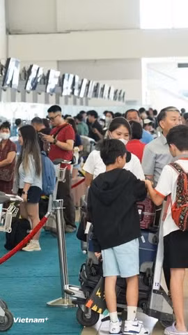 Sân bay Nội Bài đón lượng hành khách kỷ lục trong ngày cuối nghỉ lễ 30/4. (Ảnh: Phan Công/Vietnam+)
