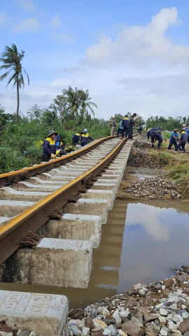 Hạ tầng đường sắt bị thiệt hại nặng nề trong đợt mưa lũ tại khu vực Nam Trung Bộ vừa qua. (Ảnh: VNR cung cấp)