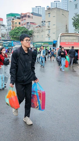 Hành khách lỉnh kỉnh đồ đạc tại Bến xe Giáp Bát trong ngày cuối nghỉ Tết trở về Thủ đô. (Ảnh: Hoài Nam/Vietnam+)