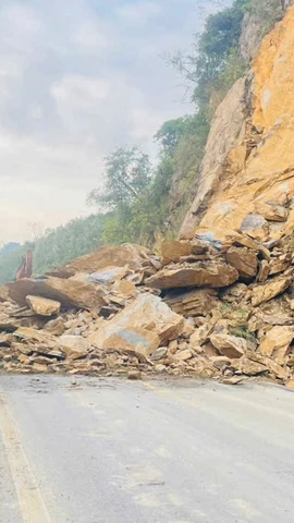 Hiện trường vụ sạt lở đất trên Quốc lộ 6 đoạn qua tỉnh Phú Thọ khiến 3 người bị vùi lấp, gây ách tắc giao thông. (Ảnh: Cục Đường bộ cung cấp)