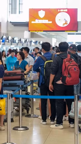 Hành khách làm thủ tục chuyến bay tại Cảng Hàng không quốc tế Nội Bài. (Ảnh: PV/Vietnam+)