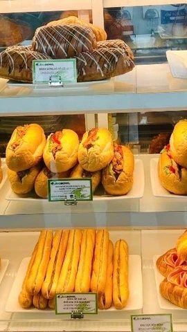 Hình ảnh các sản phẩm bánh mì tại Bigbowl. (Ảnh: Cảng Hàng không Nội Bài cung cấp)