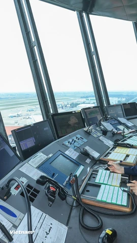 Từ ngày vào làm việc trong ngành hàng không, những kiểm soát viên không lưu luôn xác định là không bao giờ có ngày lễ, Tết. (Ảnh: Việt Hùng/Vietnam+)