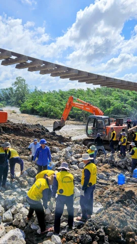 Công nhân, người lao động Tổng công ty Đường sắt Việt Nam nỗ lực khắc phục sự cố hạ tầng do tác động của mưa lũ. (Ảnh: VNR cung cấp)