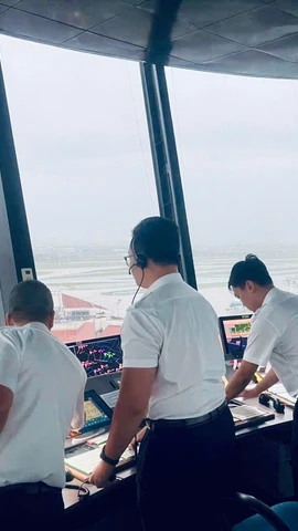 Nhân viên điều hành bay tại Cảng Hàng không quốc tế Nội Bài. (Ảnh: PV/Vietnam+)