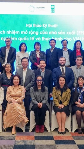 Các đại biểu chụp ảnh tại Hội thảo tham vấn kỹ thuật về trách nhiệm mở rộng của nhà sản xuất (EPR), ngày 6/3.