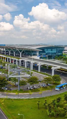 Sự cải thiện đồng đều ở các khu vực kinh tế trong nửa đầu năm chính là bệ đỡ giúp nền kinh tế có thêm cơ sở thực tế để nỗ lực thực hiện kịch bản tăng trưởng cao trong giai đoạn tiếp theo. (Ảnh: Phan Công/Vietnam+)