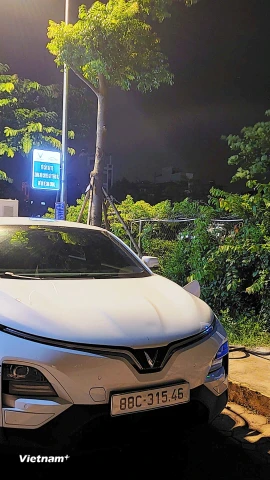Một trụ sạc dành cho xe ôtô điện được bố trí ngay sân của tòa chung cư tại Hà Nội. (Ảnh: Việt Hùng/Vietnam+)