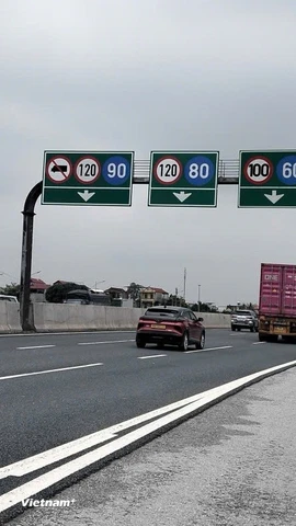 Các tài xế xe tải đều chấp hành nghiêm trong ngày đầu thí điểm phân làn, tốc độ xe đi trên cao tốc Hà Nội-Hải Phòng. (Ảnh: Việt Hùng/Vietnam+)