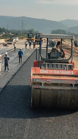 Nhà thầu thi công thảm nhựa nền đường một dự án đường bộ cao tốc. (Ảnh: Việt Hùng/Vietnam+)
