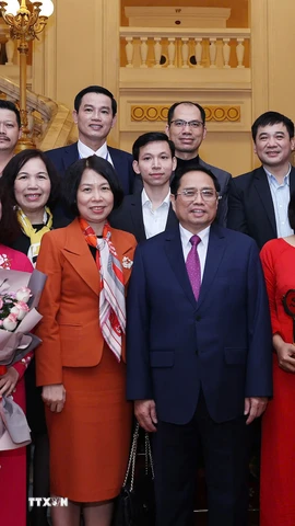 Nhà báo Võ Mạnh Hùng và Nhà báo Hoàng Kim Tuyết cùng ban lãnh đạo cơ quan chụp ảnh với Thủ tướng Phạm Minh Chính tại Lễ trao Giải báo chí toàn quốc về xây dựng Đảng (mang tên Búa liềm vàng), năm 2022. (Ảnh: TTXVN)