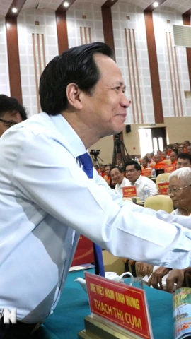 Bộ trưởng Bộ Dân tộc và Tôn giáo Đào Ngọc Dung trao quà cho Mẹ Việt Nam anh hùng. (Ảnh: Thanh Hòa/TTXVN)