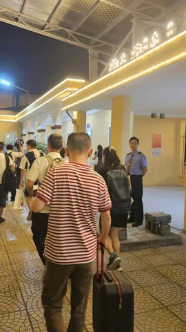 Hành khách đi tàu liên vận quốc tế giữa Việt Nam-Trung Quốc. (Ảnh: PV/Vietnam+)