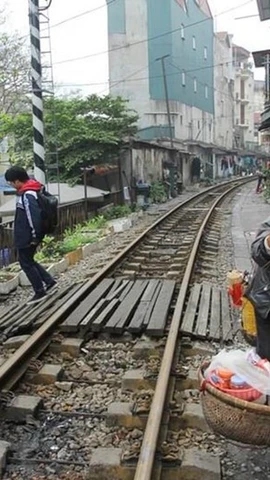 Trên dọc tuyến đường sắt hiện vẫn còn 2.500 lối đi tự mở. (Ảnh: Minh Sơn/Vietnam+) 