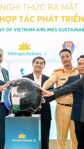 Các lãnh đạo thực hiện nghi thức chạm tay vào quả cầu, chính thức ra mắt “Liên minh Xanh-Phát triển bền vững”. (Ảnh: PV/Vietnam+