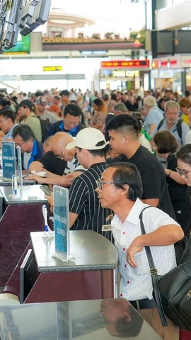 Hành khách làm thủ tục chuyến bay tại Cảng hàng không Quốc tế Nội Bài. (Ảnh: PV/Vietnam+)