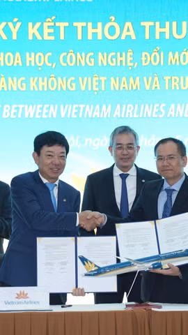 Vietnam Airlines và Trung tâm Đổi mới sáng tạo Quốc gia đã ký kết Thỏa thuận hợp tác về thúc đẩy khoa học, công nghệ, đổi mới sáng tạo và chuyển đổi số. (Ảnh: PV/Vietnam+)