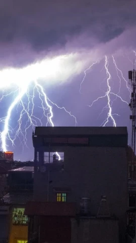 Đề nghị các tỉnh, thành phố khu vực Bắc Bộ và ven biển từ Quảng Ninh đến Quảng Ngãi, chủ động ứng phó với không khí lạnh, lốc, sét, mưa đá và gió mạnh trên biển. (Nguồn: Vietnam+)