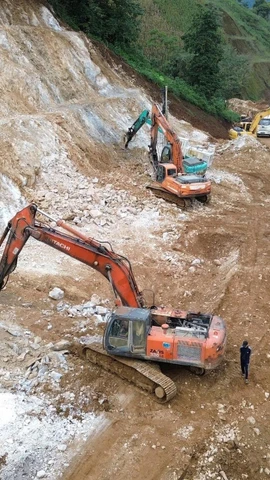Nhà thầu thi công Dự án kết nối giao thông các tỉnh miền núi phía Bắc. (Ảnh: Khánh Hùng/Vietnam+)