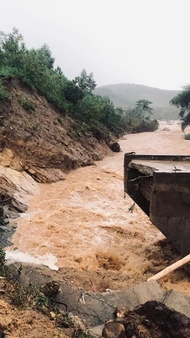 Nước lũ gây gãy Cầu Nước Bao xã Sơn Hà (Quảng Ngãi). (Ảnh: TTXVN phát)