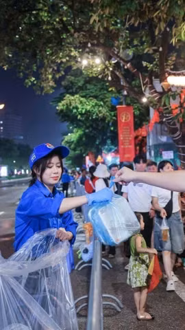 Người dân tham gia tổng vệ sinh môi trường ở khu dân cư. (Ảnh: Vũ Sinh/TTXVN)