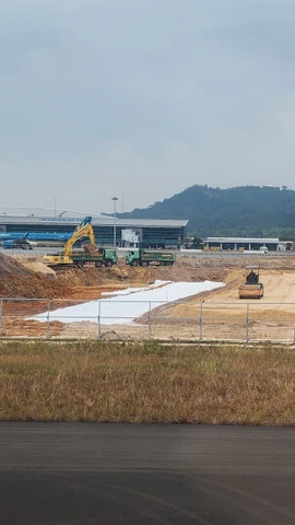 Chủ đầu tư và nhà thầu tăng tốc thi công Dự án đầu tư mở rộng Cảng Hàng không quốc tế Phú Quốc. (Ảnh: Việt Hùng/Vietnam+)