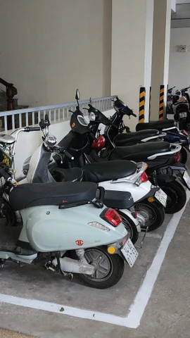 Khu vực bố trí sạc dành cho xe máy điện tại một chung cư ở Hà Nội. (Ảnh: Việt Hùng/Vietnam+)