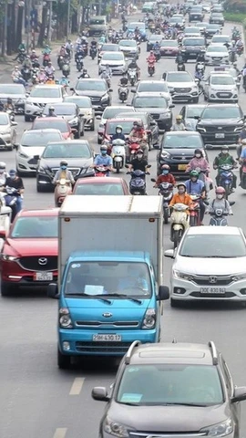 Mật độ giao thông tăng cao tại phố Nguyễn Chí Thanh. (Ảnh: Tuấn Đức/TTXVN)